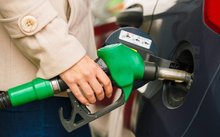 Benzina, da oggi scatta la riduzione del prezzo. Sarà così per 30 giorni