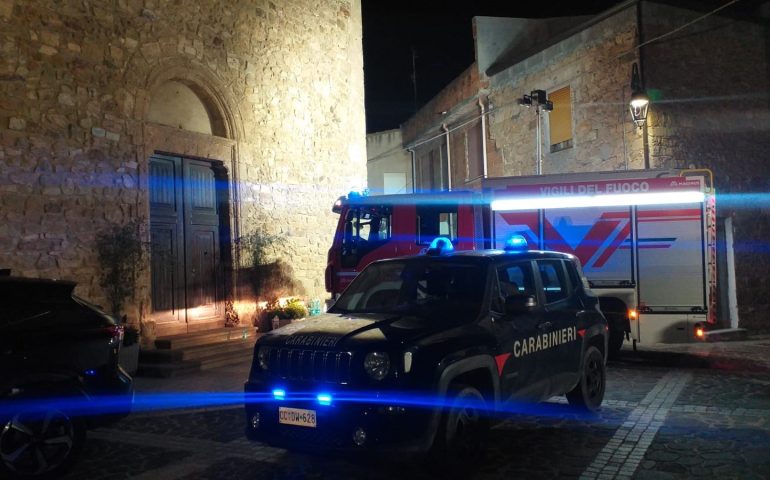 Notte di paura a Escalaplano, casa in fiamme: 90enne tratta in salvo