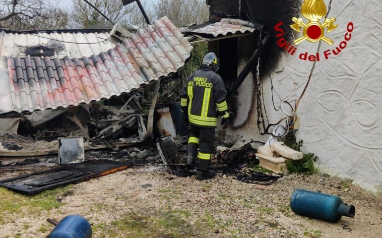 Incendio in una baracca nel Sassarese, muore un 44enne
