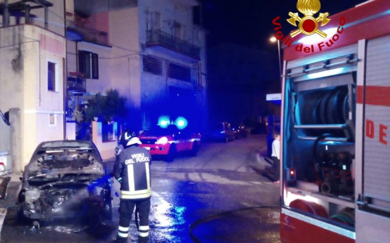 Auto in fiamme nel nuorese durante la notte intervengono i Vigili del Fuoco