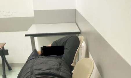 Nuoro, la foto choc: giovane paziente lasciato per 6 ore sulle sedie al Pronto soccorso