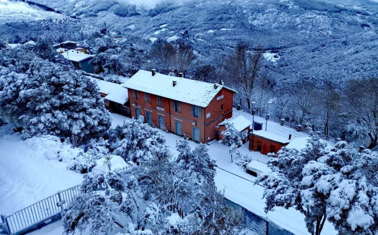 Le foto del giorno. L’Ogliastra incorniciata da un soffice manto di neve: la stazione di Seui