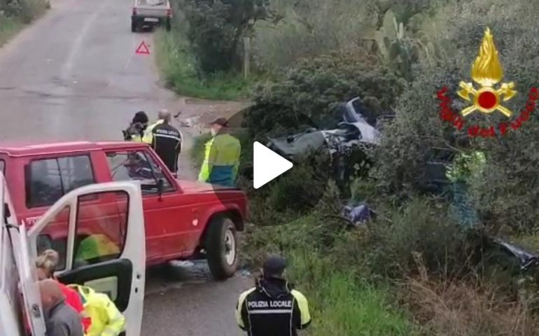 Sardegna, spaventoso incidente fra tre auto: diversi feriti e uno gravissimo estratto dalle lamiere