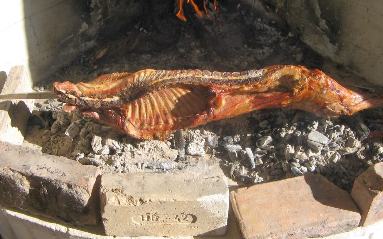 Perché si mangia l’agnello a Pasqua? Una tradizione che affonda le radici in un tempo molto lontano