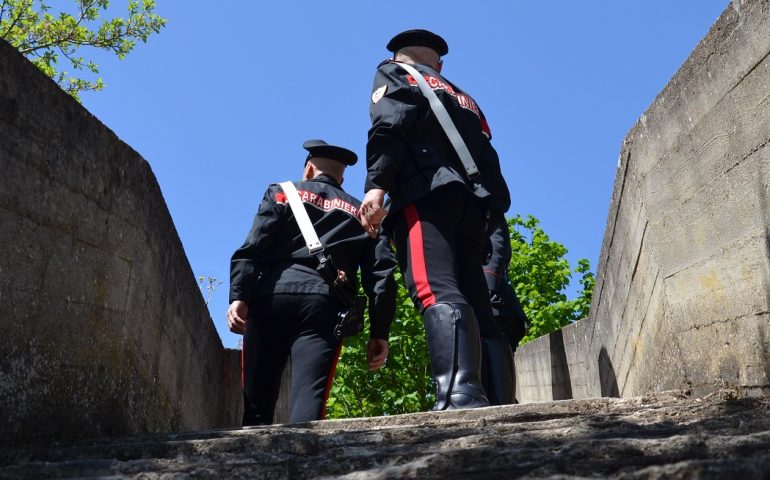 Entra in un’abitazione per rubare ma gli va male: il proprietario è un carabiniere e lo arresta