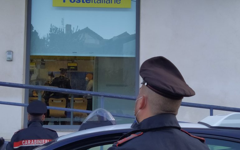 Si finge operatore delle Poste e si fa versare sul conto 1300 euro da una 50enne sarda: denunciato