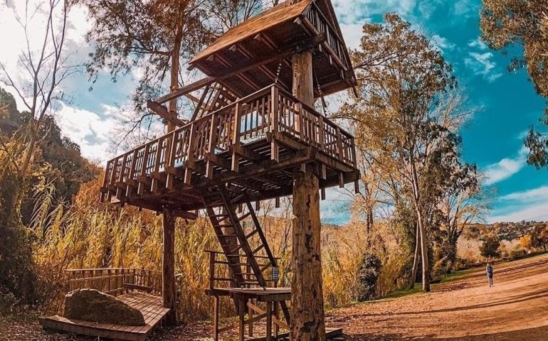 Lo sapevate? In Sardegna c’è una bellissima casetta sull’albero, il sogno di tutti i bambini