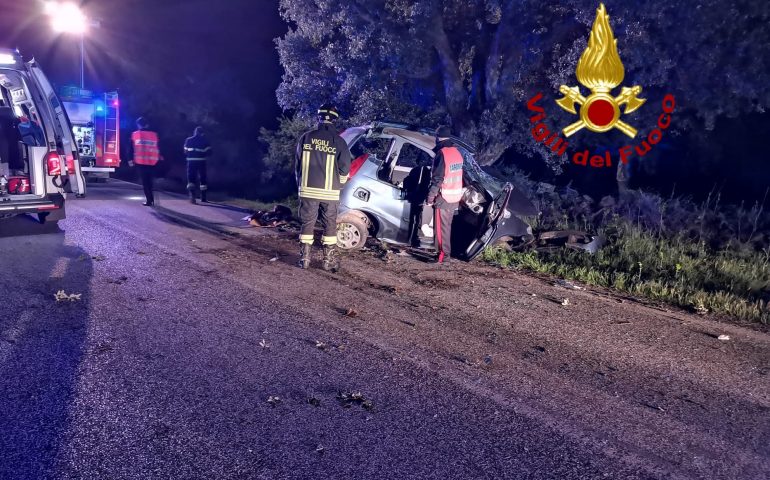 Incidente a Bitti, conducente incastrato tra le lamiere