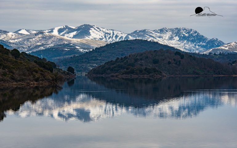 La foto del giorno. Il Gennargentu innevato si specchia nel lago Flumendosa