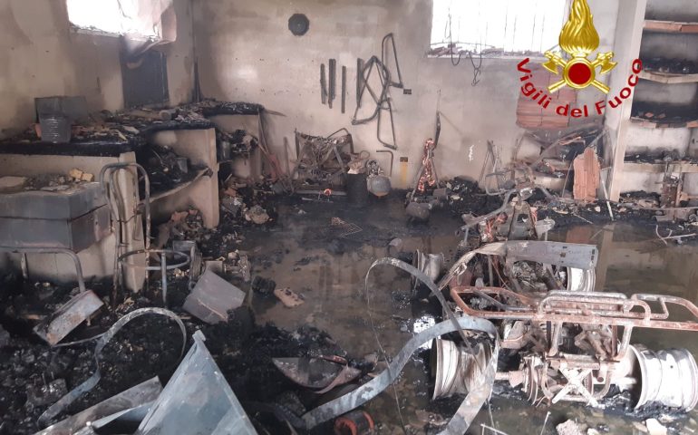 (FOTO) Cardedu, abitazione devastata da un incendio accidentale