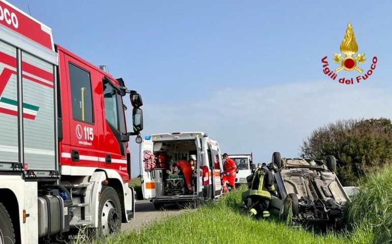 Grave incidente, auto esce di strada e si ribalta: due donne e due bambini estratti dalle lamiere