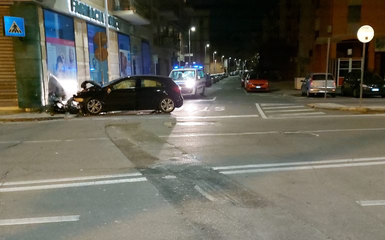 Sardegna, terribile incidente nella notte: auto contro una farmacia, 30enne grave all’ospedale