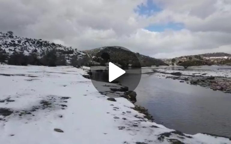 (VIDEO) Ogliastra, la neve incornicia il paesaggio nei pressi della stazione ferroviaria di Villagrande