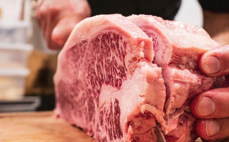 Da Ventuno Steakhouse la rarissima Wagyu di vacca vecchia giapponese: un lusso da 400 euro al chilo