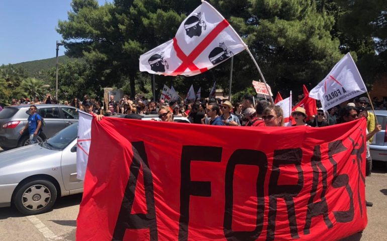 Corteo contro le esercitazioni Nato in Sardegna: in centinaia a Sant’Anna Arresi