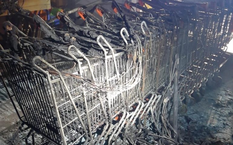 Orosei, incendio in un supermercato: tre persone intossicate dal fumo