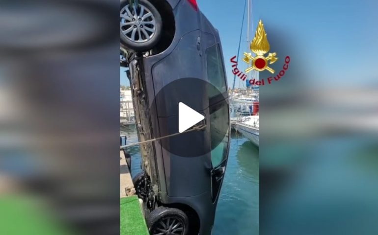 (VIDEO) Cagliari, auto cade in acqua a Marina Piccola: intervengono i Vigili del fuoco