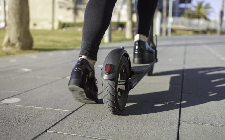 Sardegna, con il monopattino contro un’auto: ragazzo in codice rosso