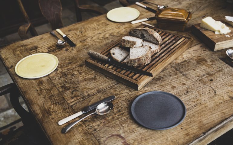 Lo sapevate? “Mai mettere il pane capovolto in tavola”: ecco perchè in Sardegna ( e non solo) si evita di farlo