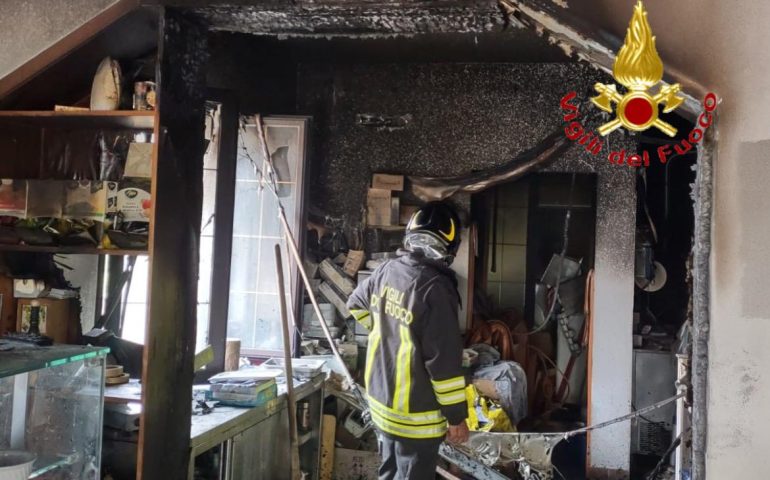 Nuorese, cucina di una trattoria devastata da un incendio