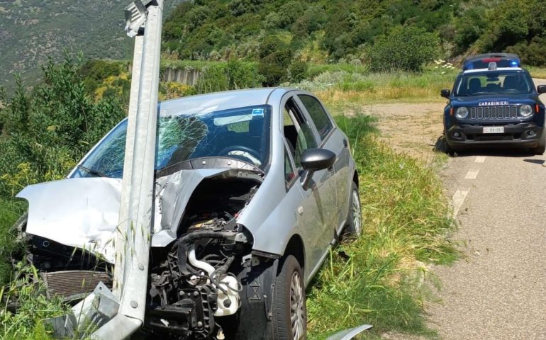 Sardegna, auto si schianta contro il guard rail e rischia di precipitare nel vuoto