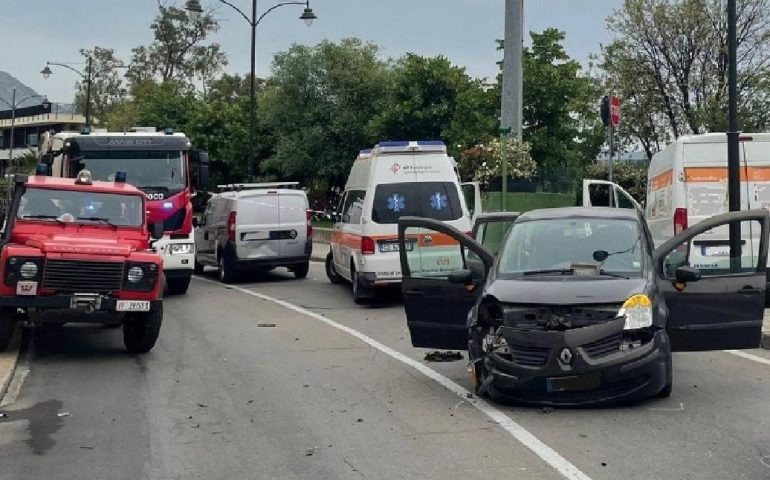 Tragedia in Sardegna, malore al volante e si schianta contro altre auto: un uomo perde la vita
