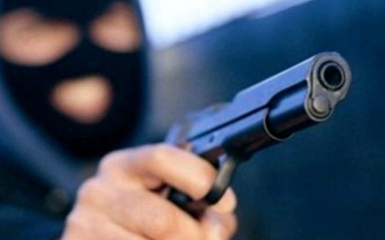Sardegna, rapina al market: bandito armato di pistola e mascherato in fuga con 2000 euro