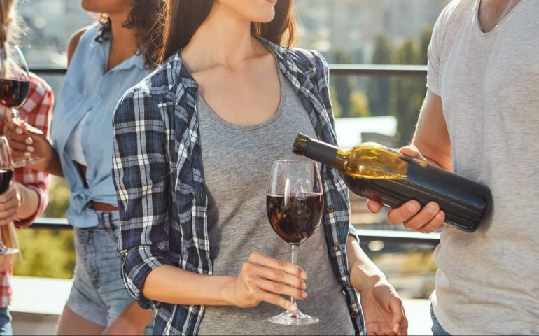 Usanze di Sardegna: ecco perché non bisogna mai versare il vino o la birra con la mano storta