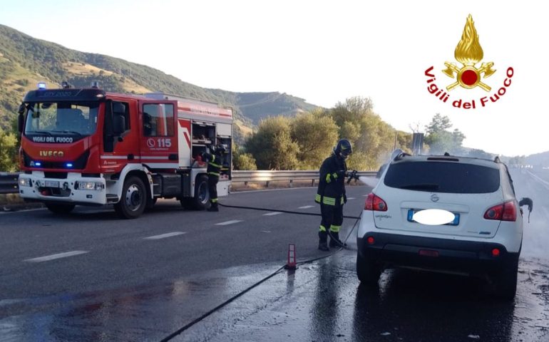 Nuoro, l’auto prende fuoco mentre lei è alla guida: intervengono i Vigili