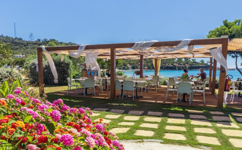 Gli aperitivi di Acquachiara: cocktail bar con “gineria panoramica” e piscina a sfioro sul mare di Porto Frailis