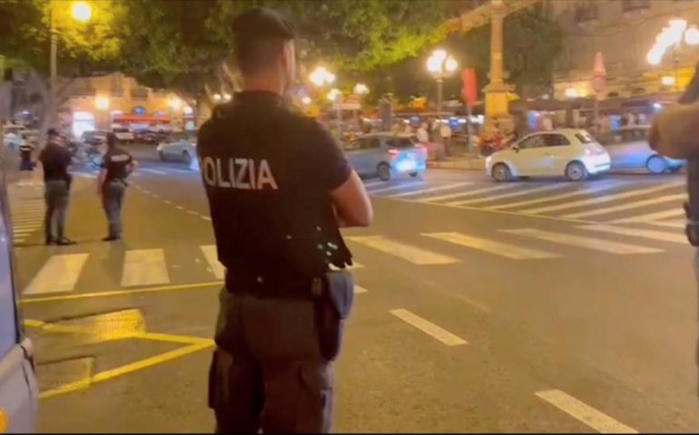 Sardegna, brutalmente picchiato dal branco in piazza Yenne: 21enne e 4 minori denunciati