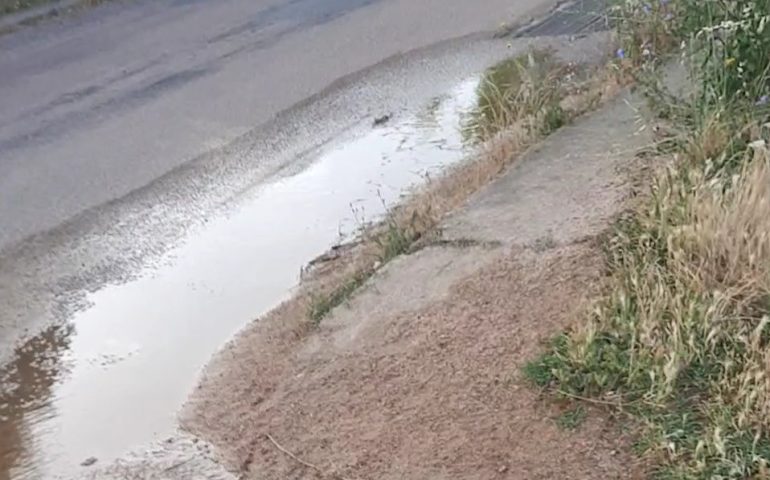 Lanusei, enorme perdita d’acqua in località Is Coroddis. I residenti: “Richieste di intervento ignorate”