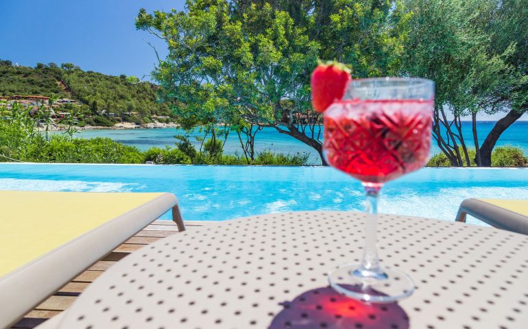 Cocktail e long drinks ricercati, aperitivi a bordo piscina: Acquachiara, il lusso nel mare d’Ogliastra