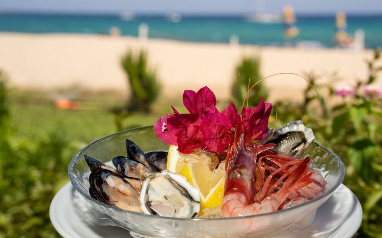 Basaùra Restaurant: i tesori del mare nei piatti tradizionali si gustano direttamente sulla spiaggia