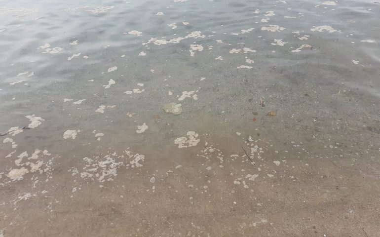 Arbatax, disgustosa chiazza rilasciata in mare alla Capannina