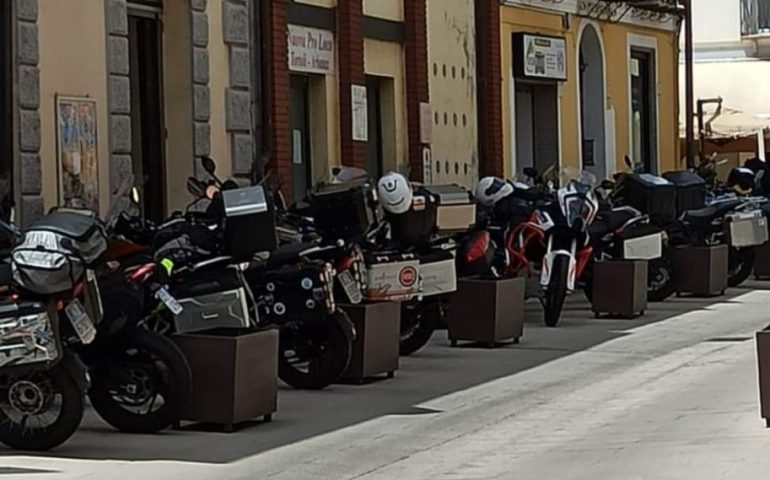 Parcheggio selvaggio dei turisti in Corso Umberto a Tortolì: la polemica corre sul web
