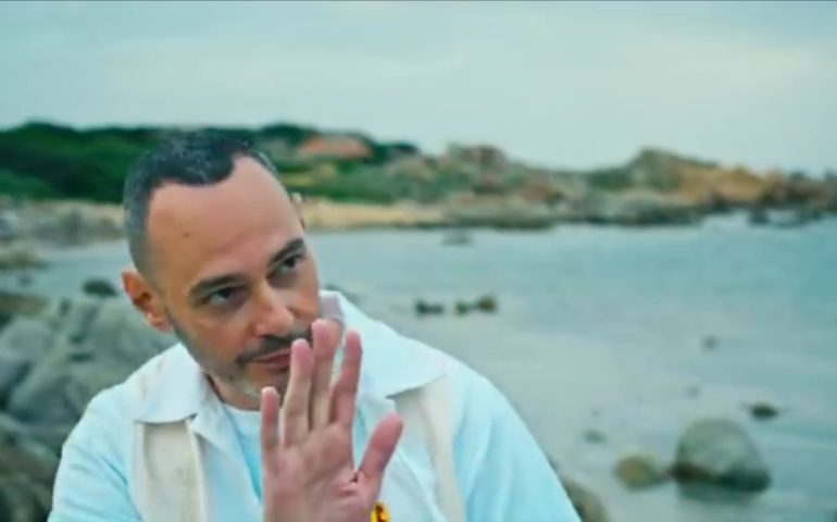 (VIDEO) Fabri Fibra ha lanciato il video del nuovo singolo: è girato interamente in Sardegna