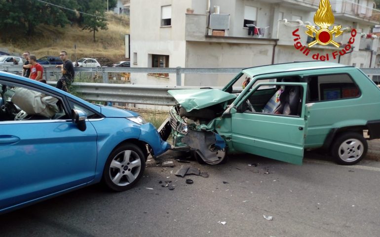 Nuorese, scontro tra due auto nel centro abitato: sul posto il personale del 118