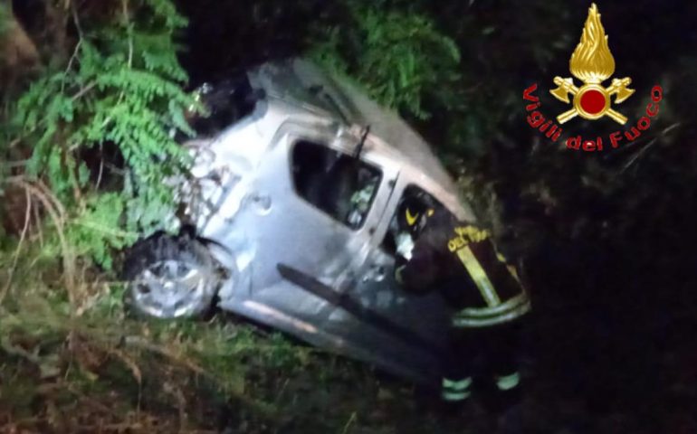 Nuoro, auto esce di strada e precipita in una scarpata: feriti tre ragazzi giovanissimi