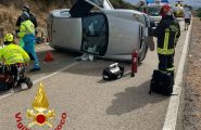 Sardegna, spaventoso incidente: auto si ribalta, donna trasportata in elicottero all’ospedale