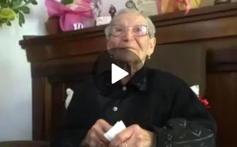 (VIDEO) Sardegna, tzia Laurina Caria festeggia 101 anni: “Il mio segreto sono la pazienza e il coraggio”