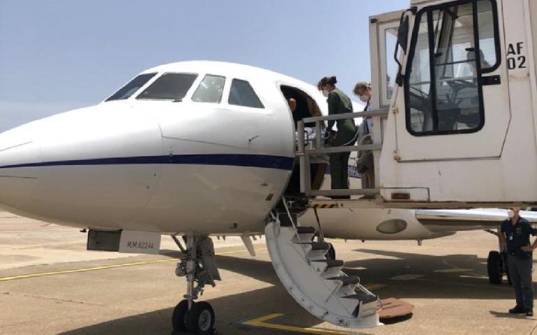 Volo salvavita dell’Aeronautica: neonato trasportato d’urgenza da Cagliari a Roma