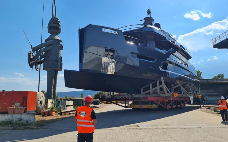 Arbatax, varato oggi in porto uno yacht di 38 metri costruito interamente nei cantieri di Tortolì