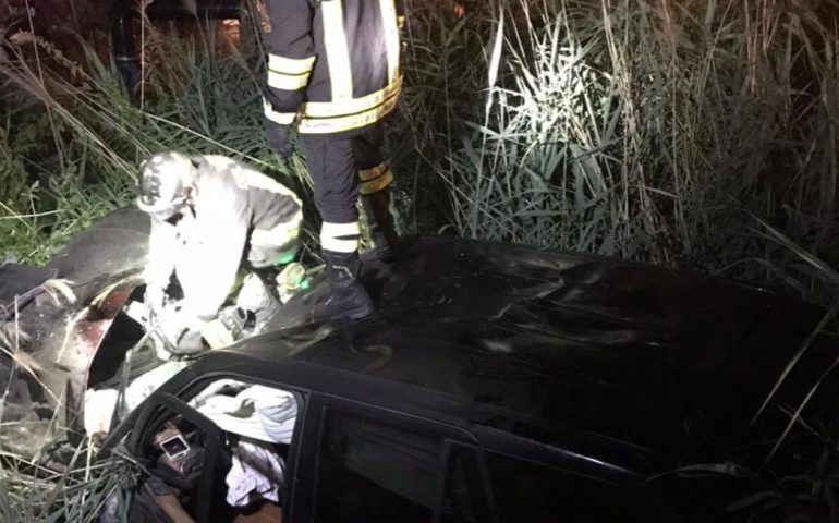 Nuorese, incidente nella notte: due giovani in auto contro un palo e poi giù nel canale