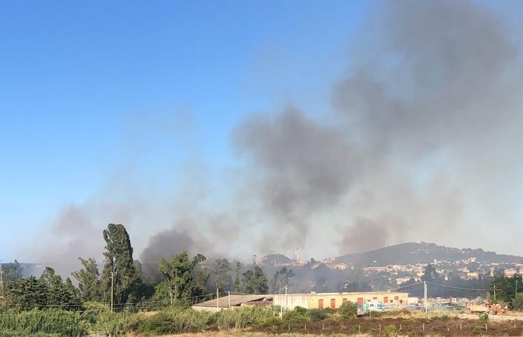 Grosso incendio a Tortolì: interviene l’elicottero in campagna