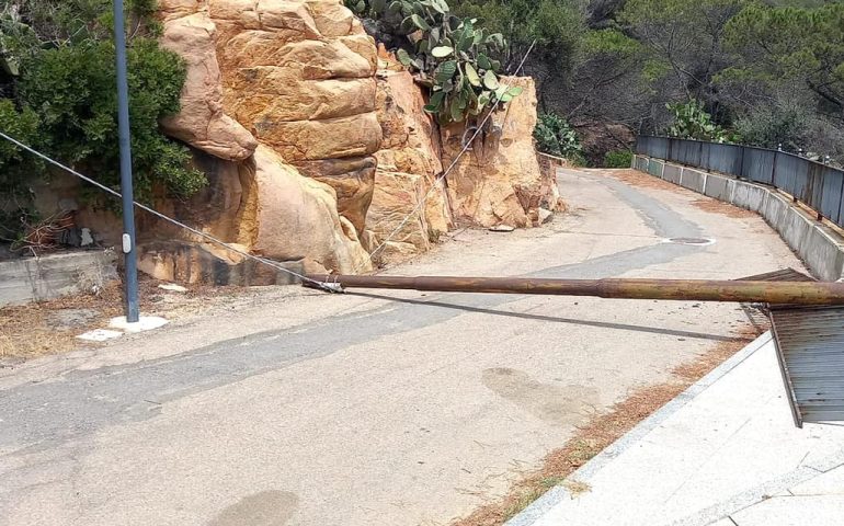 Paura ad Arbatax, cade un palo della luce nel piazzale di Cala Moresca