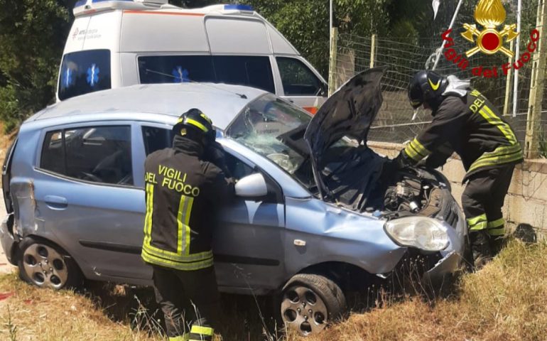 Nuorese, auto esce fuori strada e si schianta contro un muro: un ferito trasportato in ospedale