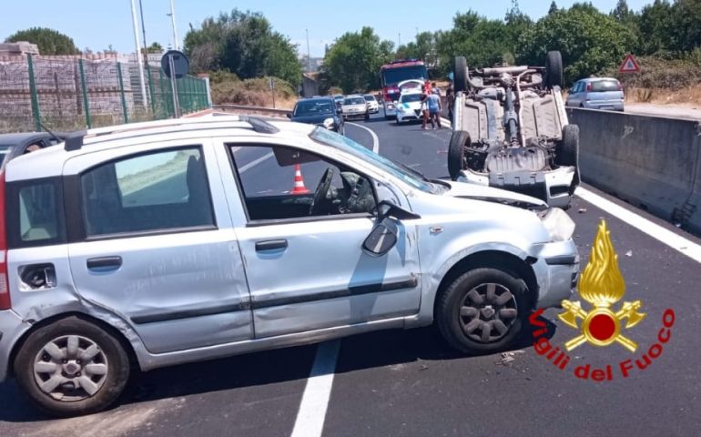 Sardegna, spaventoso incidente fra due auto: una delle due si ribalta sulla sede stradale