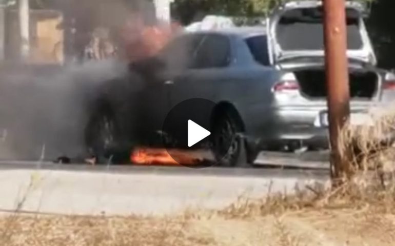 (VIDEO) Paura a Tortolì: auto prende fuoco improvvisamente in viale Europa