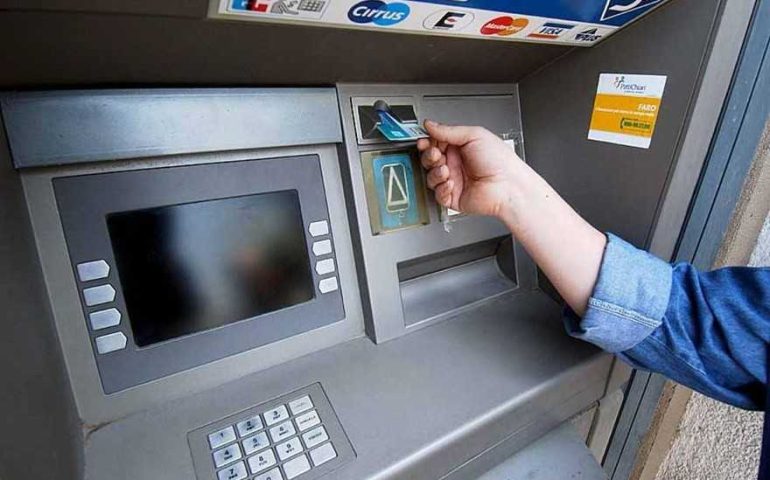 Pensionata le affida il bancomat per fare un prelievo e lei si intasca 1000 euro : denunciata Oss 41enne
